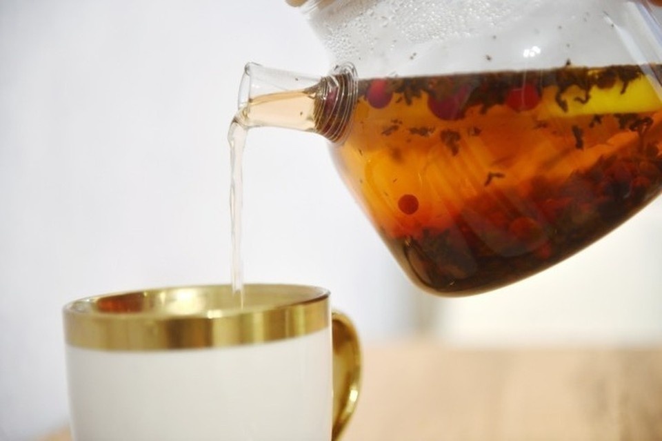 Почему запивать лекарства чаем опасно для здоровья