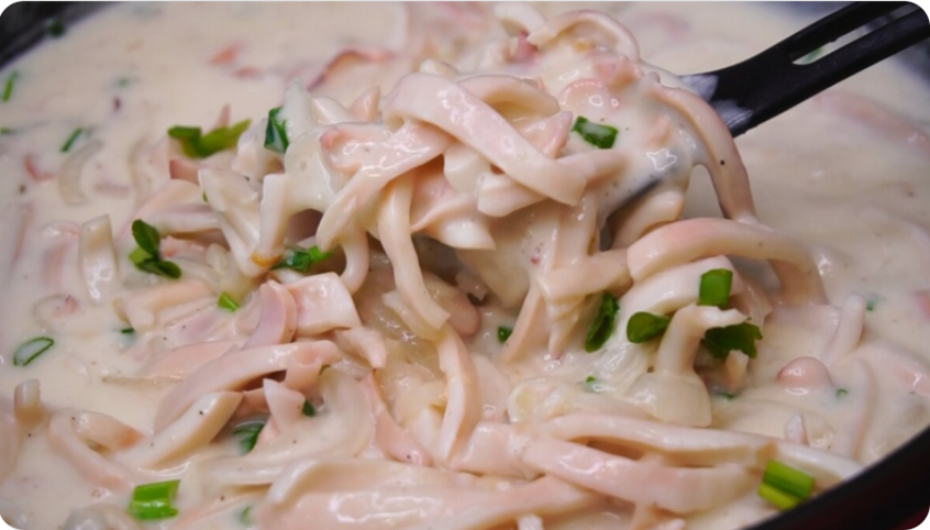 Необычный ужин на скорую руку: как приготовить нежные кальмары в сметанном соусе