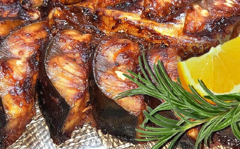 Секреты сочной скумбрии: как правильно запечь эту рыбу и удивить гостей