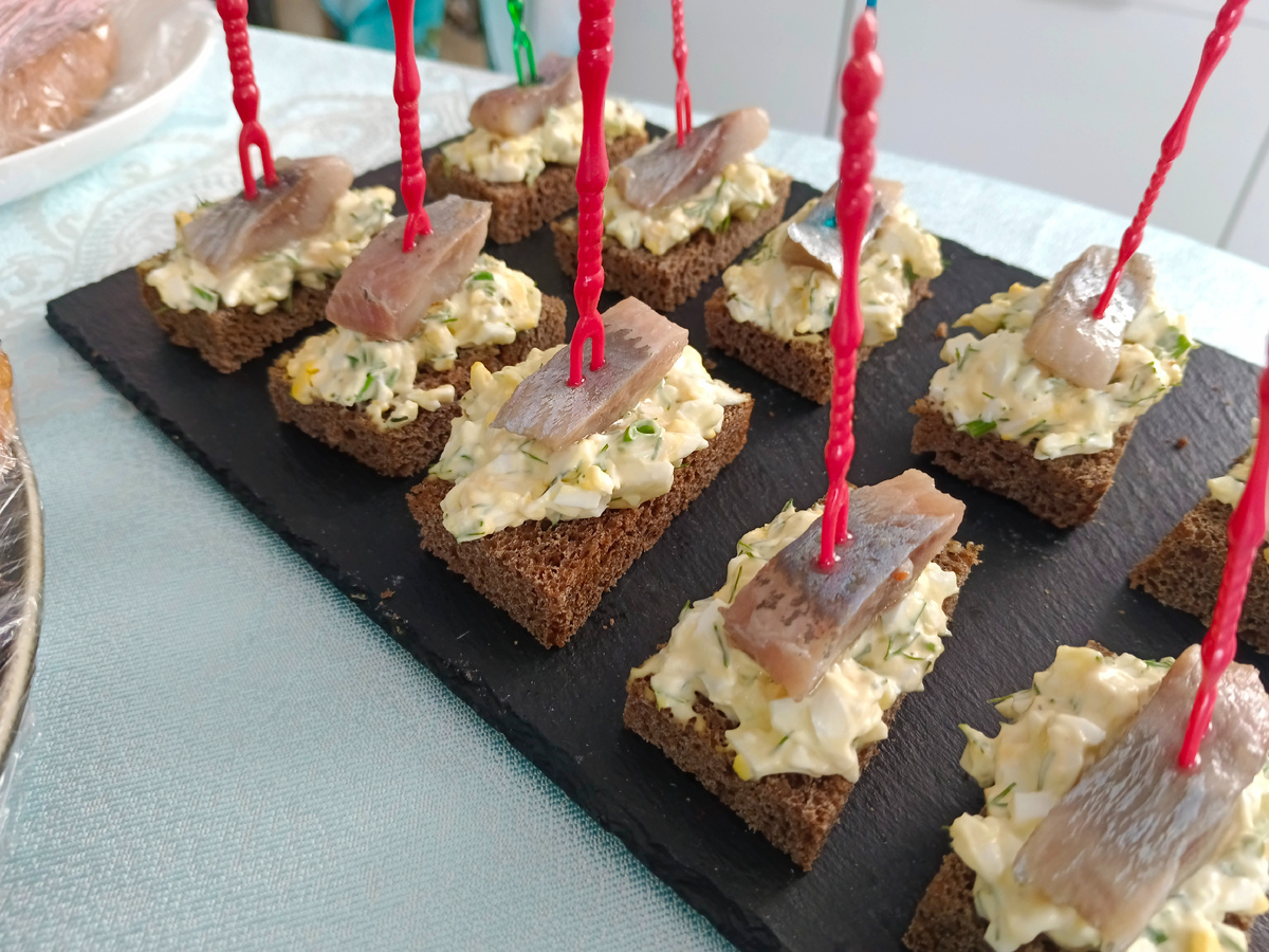 Вкусная закуска с селедкой на черном хлебе