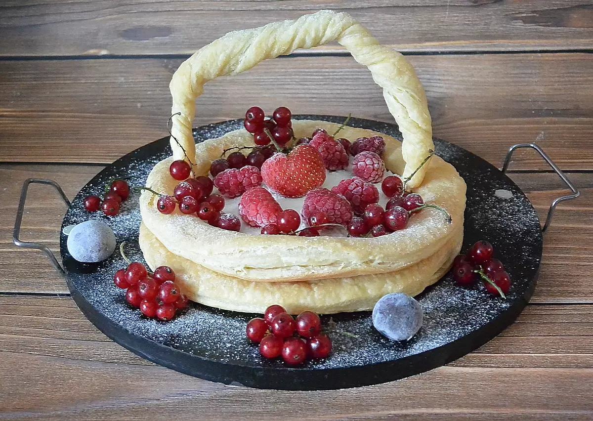 Создайте сладкое волшебство: корзинка из слоеного теста с творогом и фруктами