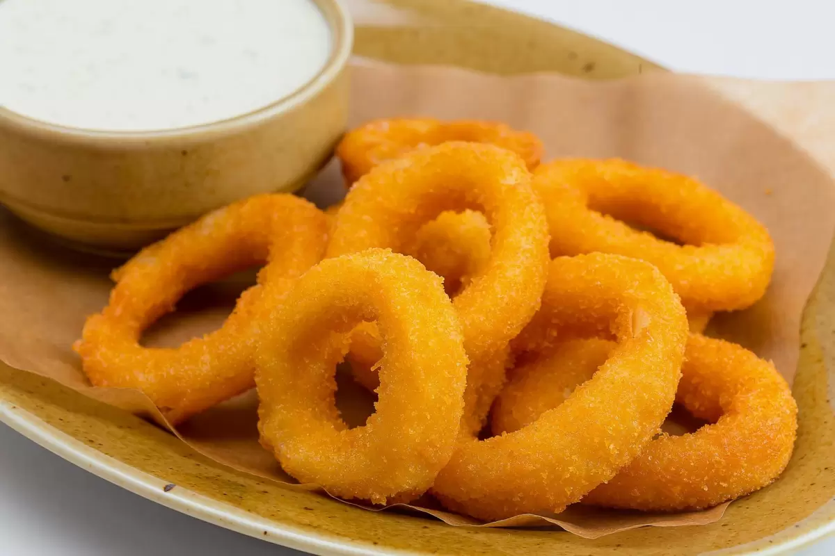 Кольца кальмара с хрустящей корочкой и соусом тартар