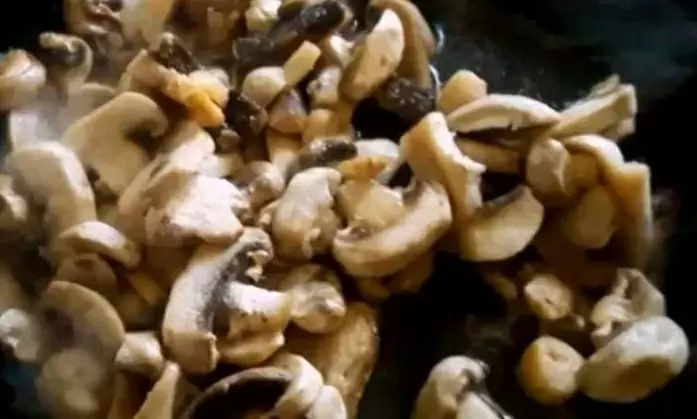 Нежный грибной соус со сметаной для любого блюда