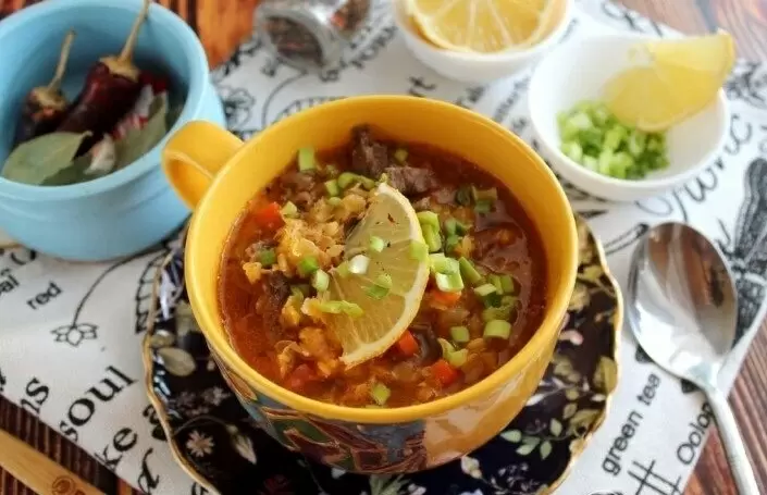 Сытный суп из чечевицы с копченостями
