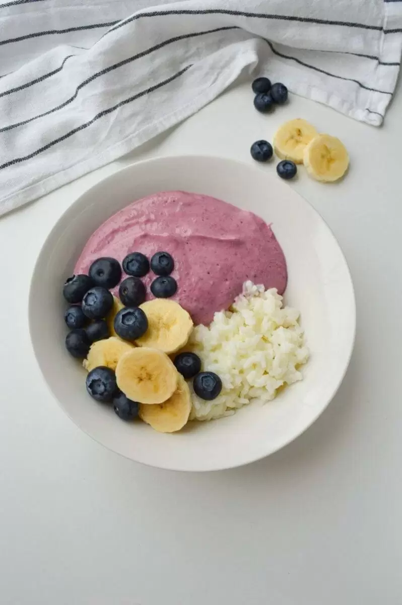 Яркий завтрак: рисовая каша с ягодно-творожным кремом