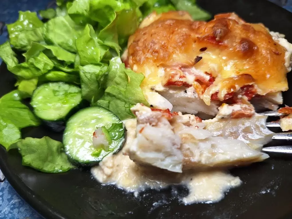 Нежная рыба в духовке: простой рецепт с сыром и помидорами