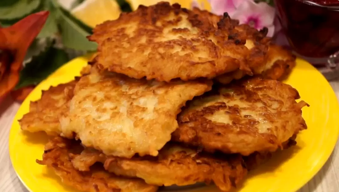 Нежные яблочные оладушки: настроение на весь день