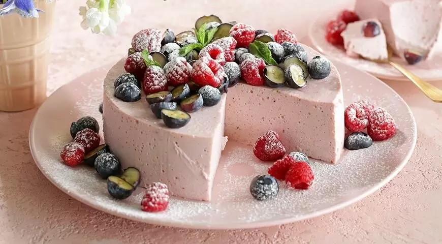 Ягодный сметанник без выпечки: легкий десерт для всех случаев жизни