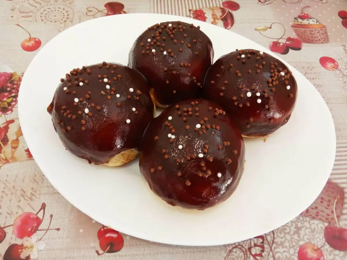 Вкусные булочки с шоколадной глазурью: простой рецепт для домашнего угощения
