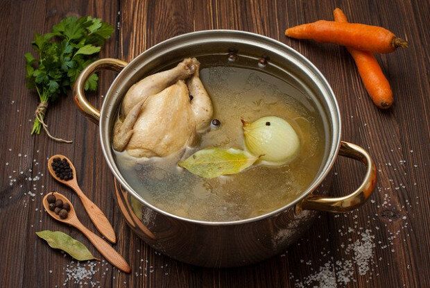 Уютный рецепт куриного супа с луком и яйцом для всей семьи