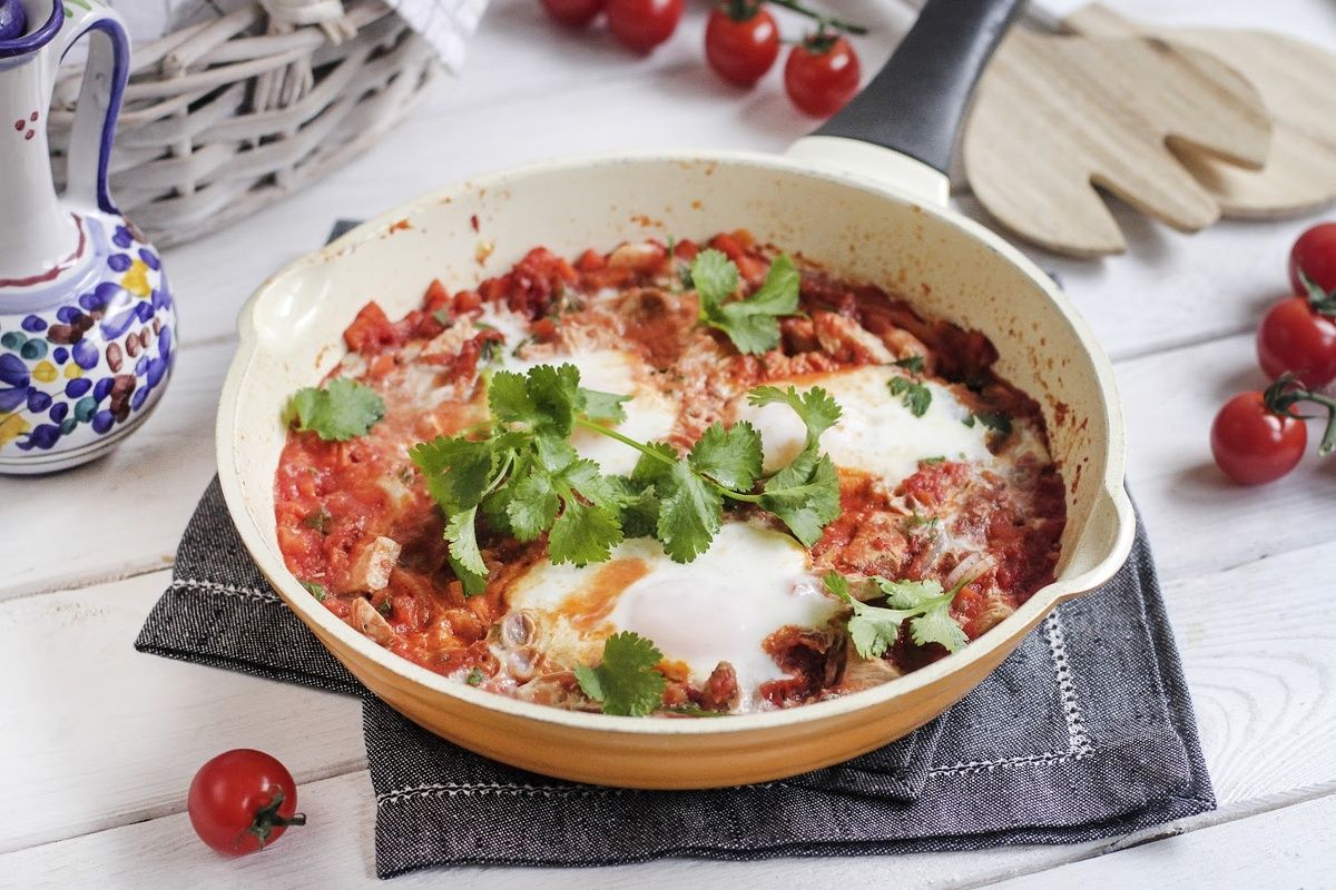 Шакшука с индейкой: нежное сочетание традиций и вкуса на вашем столе