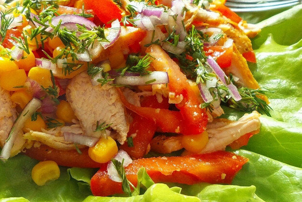 Освежающий салат с курицей и йогуртовой заправкой