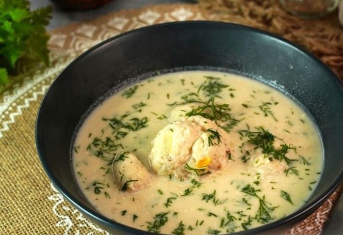 Рыбный суп с фрикадельками и сметаной