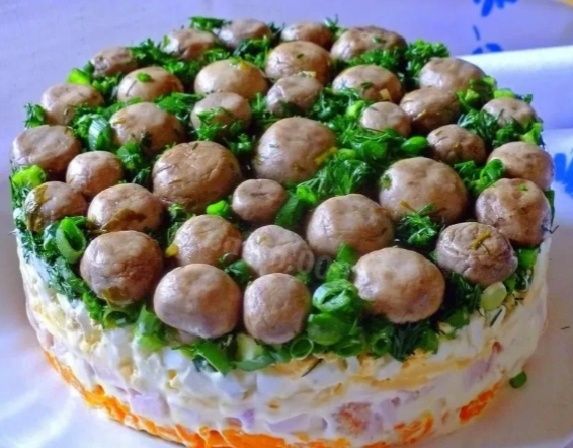 Незабываемый салат со свининой и маринованными грибами: как создать шедевр на вашем праздничном столе
