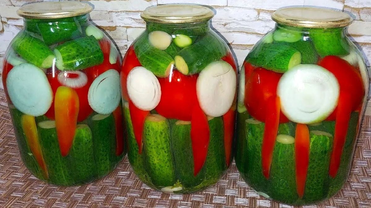 Вкусные огурцы с помидорами на зиму: надежный рецепт без стерилизации
