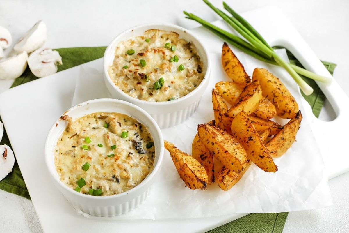 Сливочный жюльен с индейкой: вкусный опыт с пряной картошкой