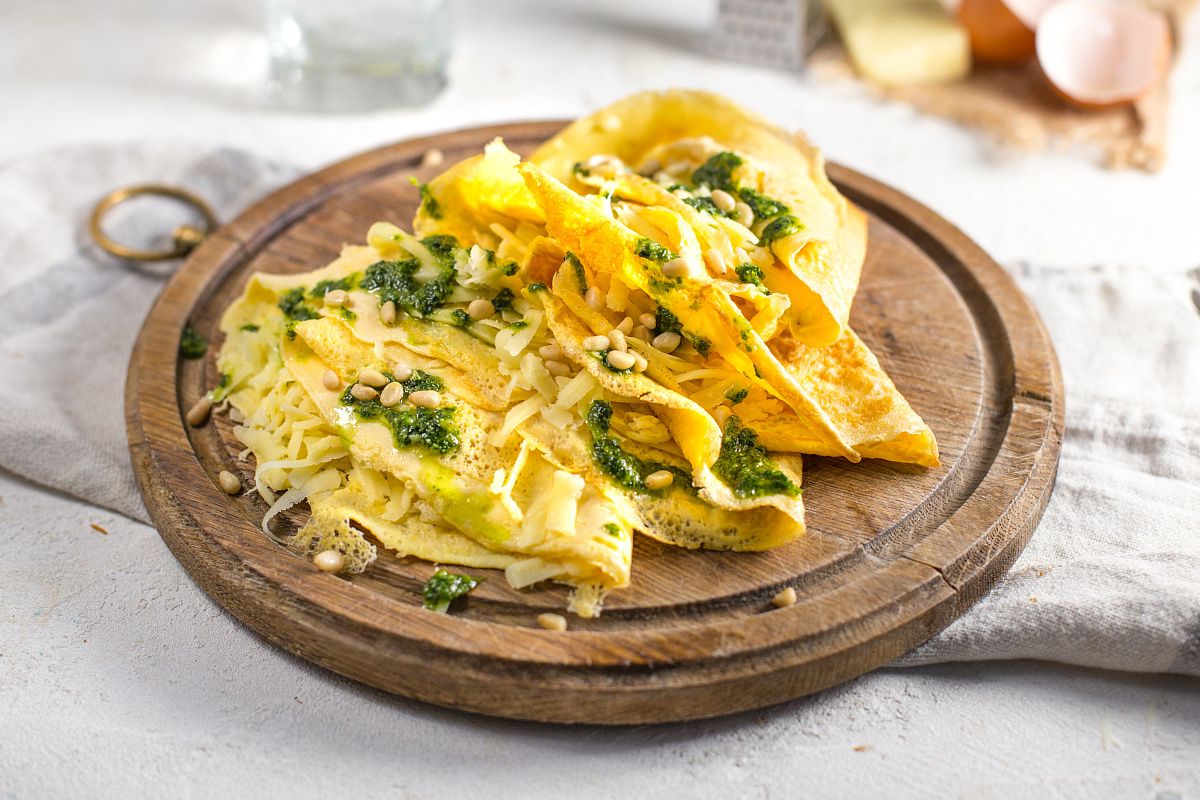 Кулинарный хит: яичные роллы с сырной начинкой и соусом Песто