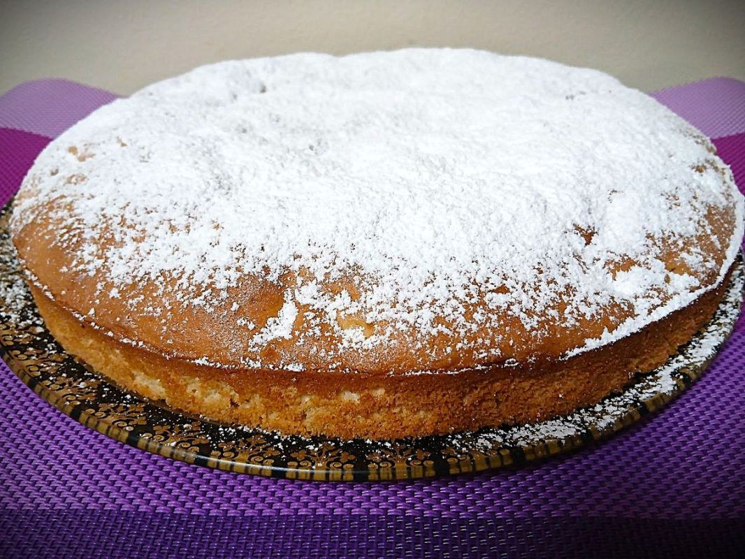 Яблочная шарлотка, которая подарит уют: простой рецепт для теплых встреч