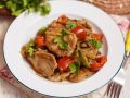 Быстрый ужин в одной сковороде: легкий рецепт мяса с овощами и грибами